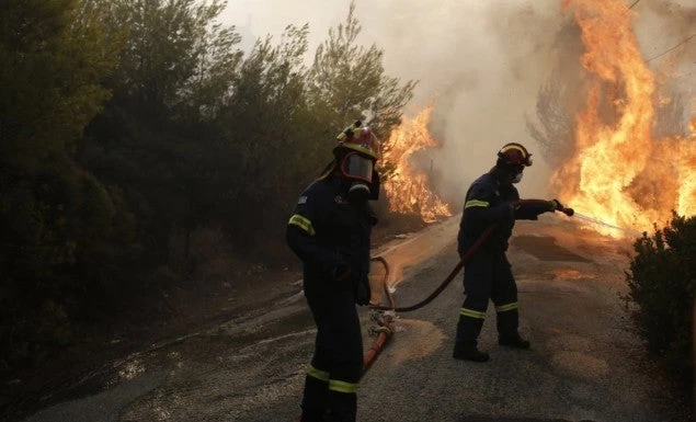 Μπαράζ πυρκαγιών: Μάχη με τις φλόγες σε έξι μέτωπα για την πυροσβεστική-Εικόνες, Βίντεο